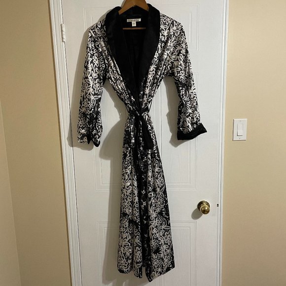 Oscar De La Renta Black and White Abstract Pattern Robe - Picture 1 of 10